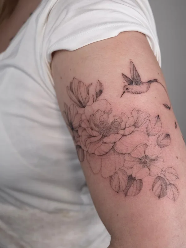female black and grey fineline Tatuagem em upper arm #47031 | Tatuador Irina Kondrashova