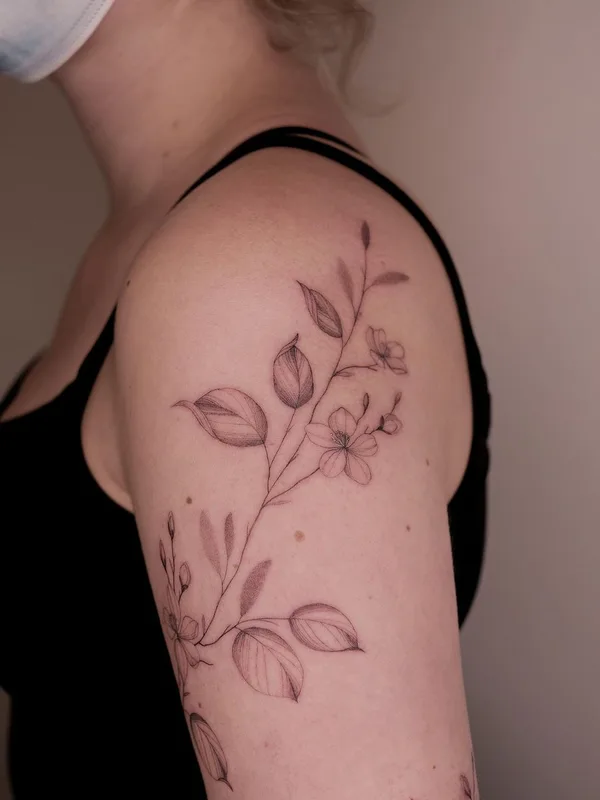 female black and grey fineline Tatuagem em upper arm #47032 | Tatuador Irina Kondrashova