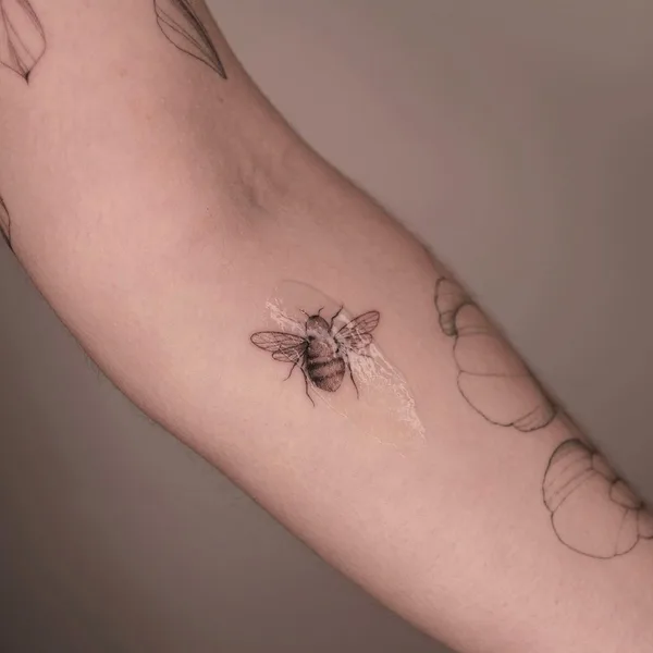 Feminine tattoo by Irina Kondrashova in Okres Praha
