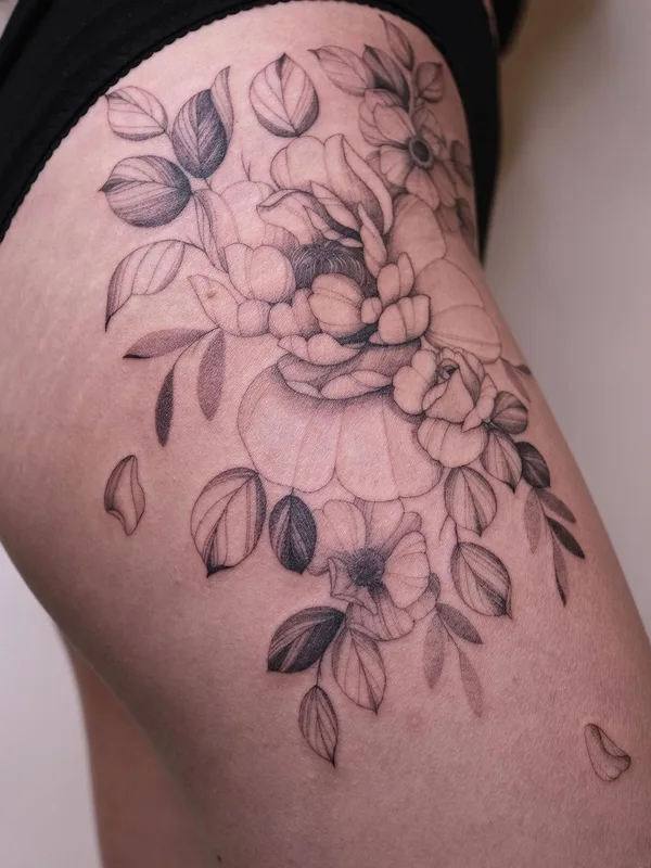 female black and grey fineline Tatuagem em thigh #47026 | Tatuador Irina Kondrashova