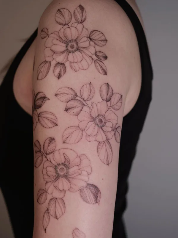 female black and grey botanic Tatuagem em upper arm #47027 | Tatuador Irina Kondrashova