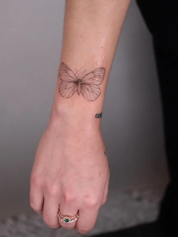 female black linework Tatuagem em wrist #47028 | Tatuador Irina Kondrashova