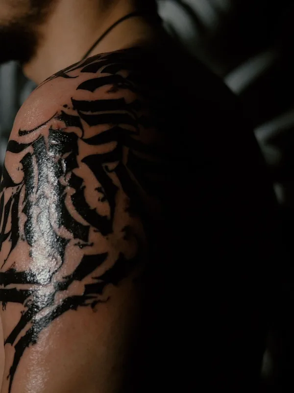 male black blackwork tatuaje en shoulder #38615 | Tatuador Kasim