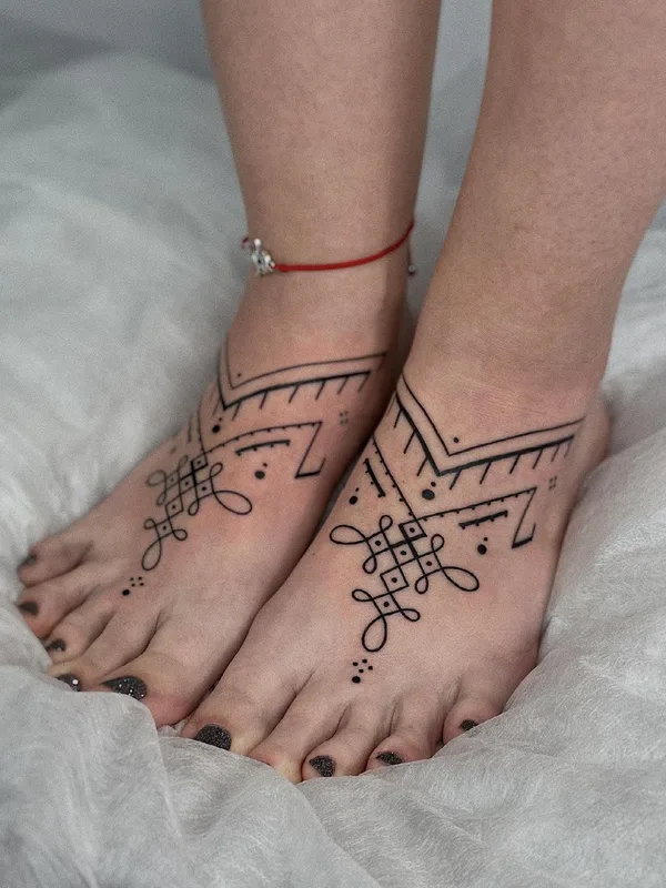 female black geometric tatuaje en foot #51145 | Tatuador Оля Сивухова