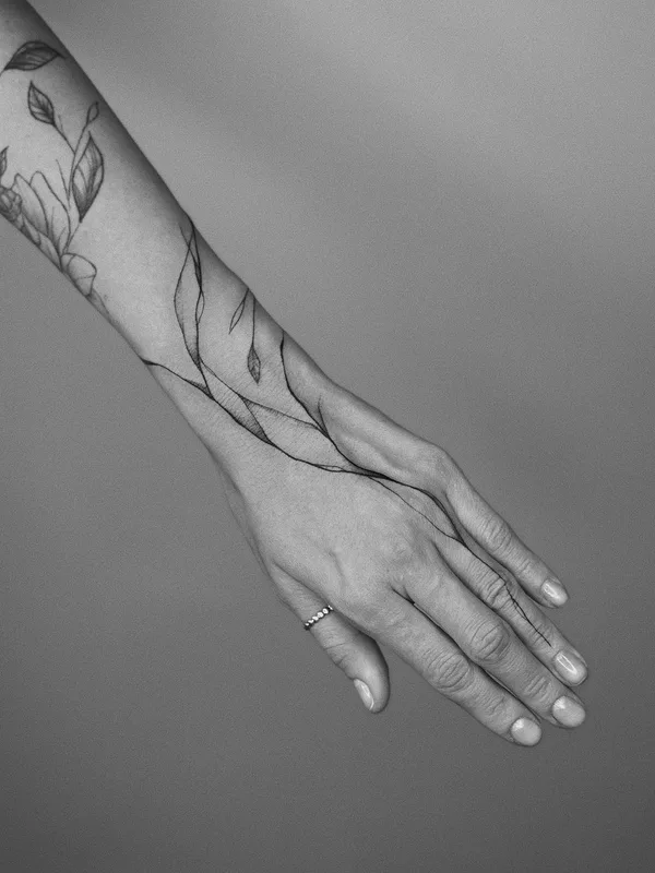 female black and grey fineline tatuaje en forearm #51157 | Tatuador Оля Сивухова
