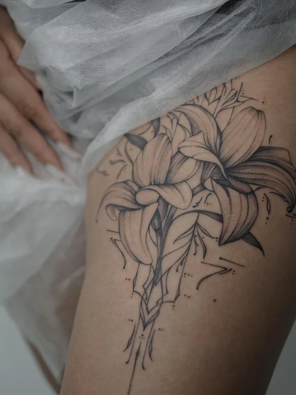female black and grey fineline 纹身 在 thigh #51224 | 纹身师 Татьяна @tainatattooing