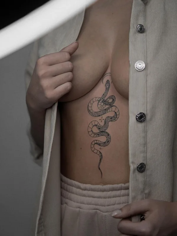 female black linework 纹身 在 side #51217 | 纹身师 Татьяна @tainatattooing