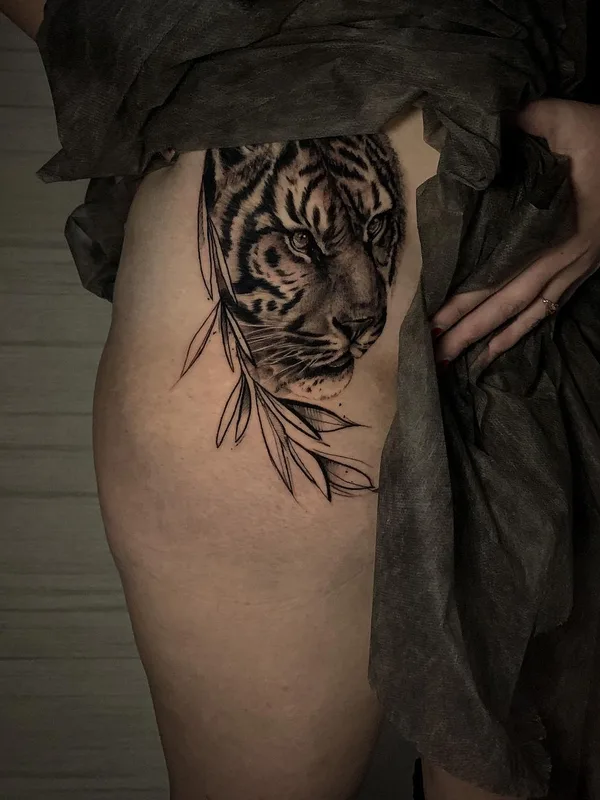 female black and grey realism татуировка на thigh #51227 | Тату мастер Григорьева Анастасия