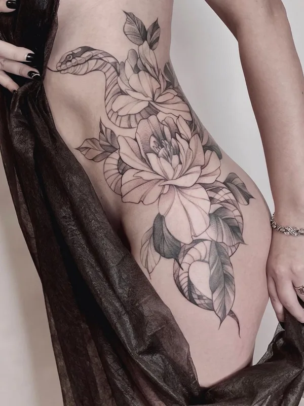 female black and grey blackwork Tatuaggio su hip #51250 | Tatuatore Екатерина Годунова