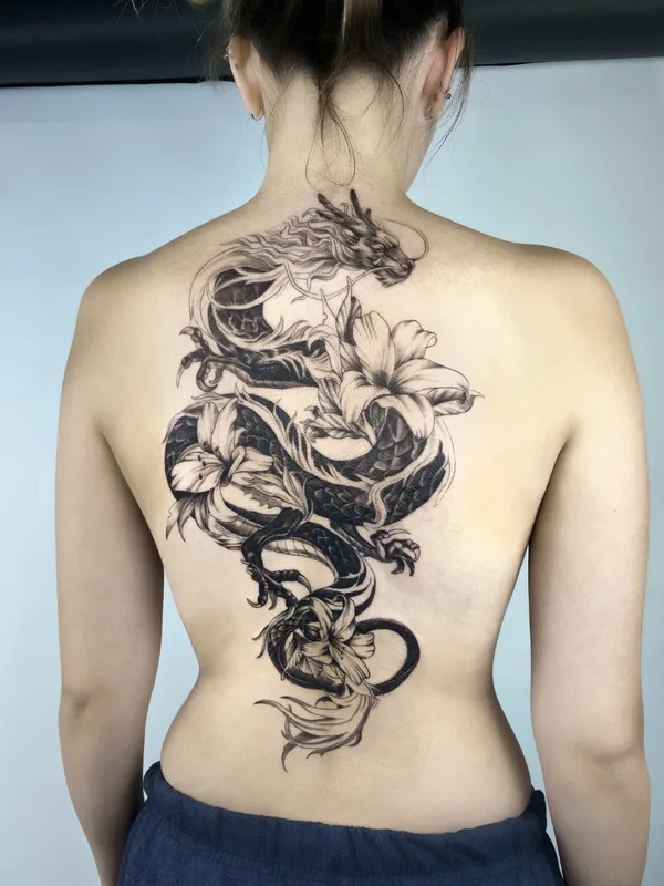 female black and grey blackwork татуировка на upper back #64483 | Тату мастер Anna Lazareva
