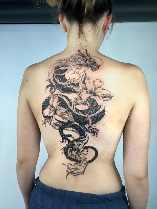 female black and grey blackwork татуировка на upper back #64493 | Тату мастер Anna Lazareva