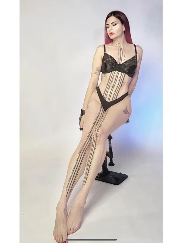 female black linework tatouage sur full body #64505 | Artiste tatoueur Nazareno Tubaro
