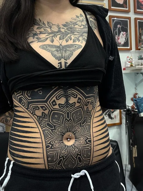female black blackwork tatouage sur stomach #64506 | Artiste tatoueur Nazareno Tubaro