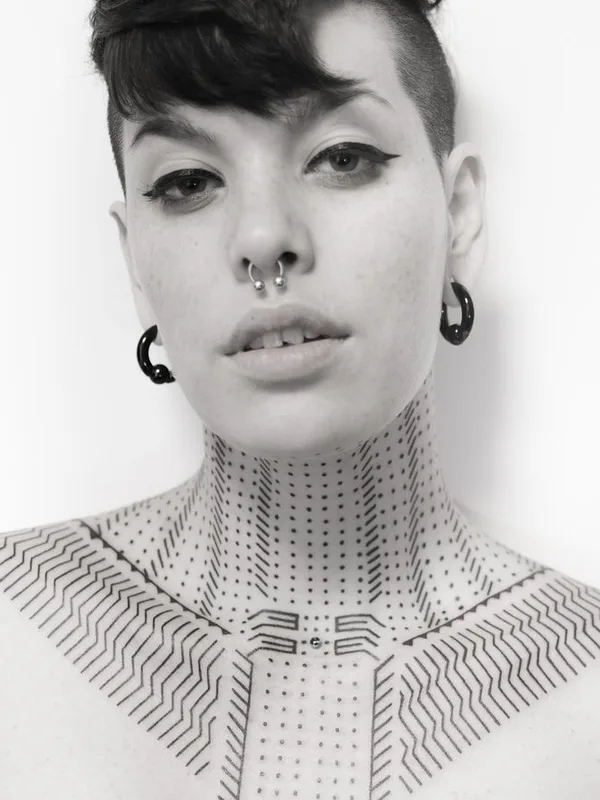 female black and grey geometric tatouage sur neck #64504 | Artiste tatoueur Nazareno Tubaro