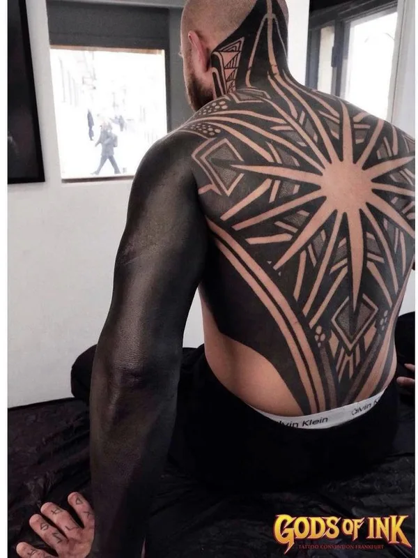 male black blackwork tatouage sur full back #64501 | Artiste tatoueur Nazareno Tubaro