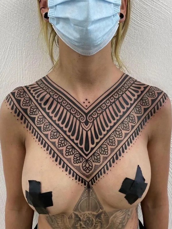 female black ornamental tattoo auf chest #64509 | Tätowierer Andrea Scollo