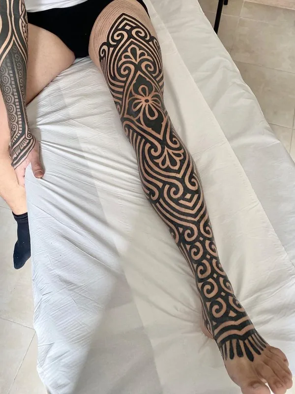 black blackwork tattoo auf full leg #64513 | Tätowierer Andrea Scollo