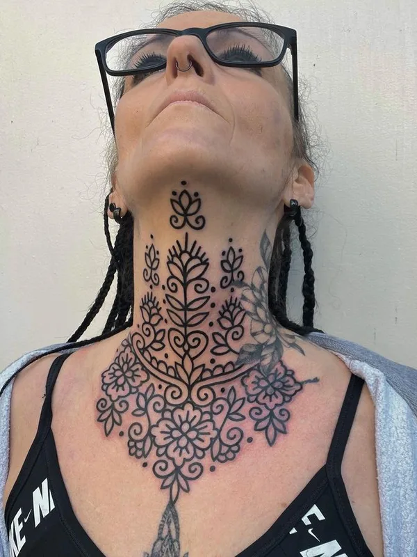 female black ornamental tattoo auf neck #64510 | Tätowierer Andrea Scollo