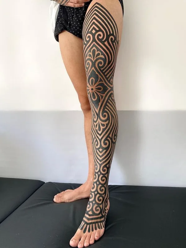 male black geometric tattoo auf full leg #64515 | Tätowierer Andrea Scollo