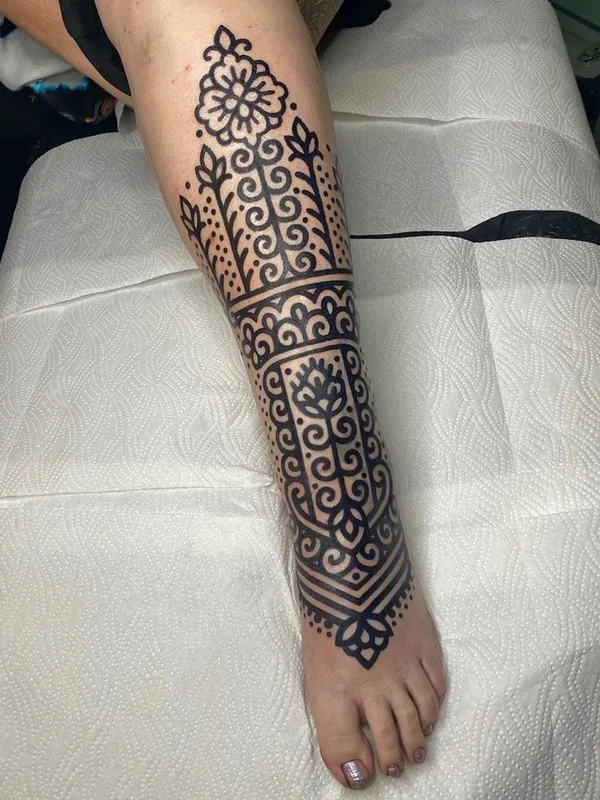 black blackwork tattoo auf calf #64516 | Tätowierer Andrea Scollo