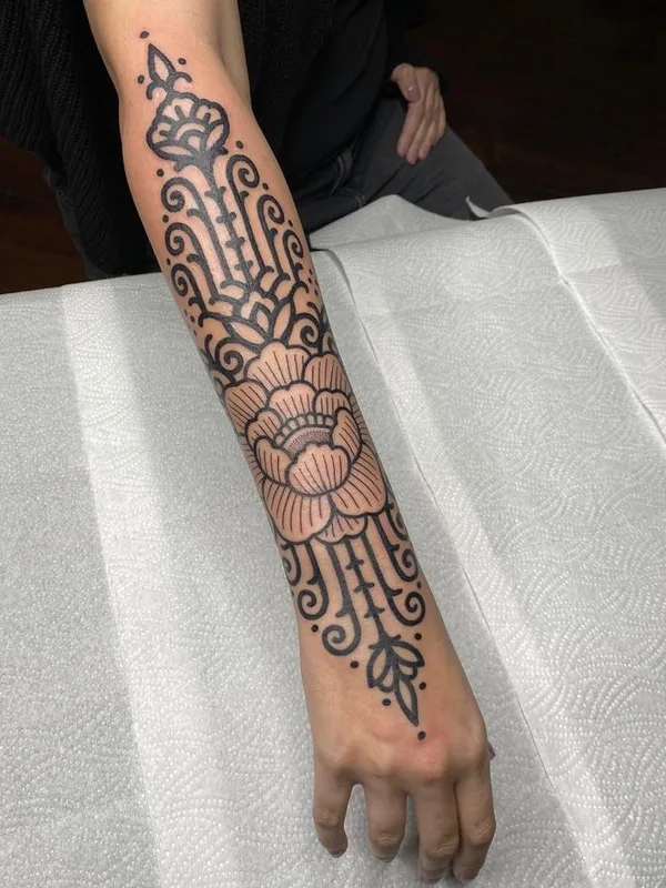 female black blackwork tattoo auf forearm #64508 | Tätowierer Andrea Scollo