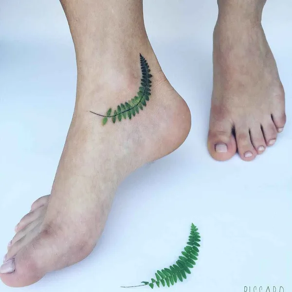 Feminine tattoo by Pis Saro in Севастополь