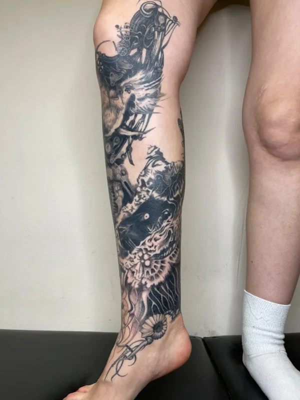 black and grey biomechanical Tatuaggio su full leg #53086 | Tatuatore Дарья Гарамова