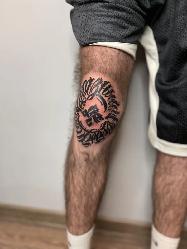 black lettering Tatuaggio su knee #53087 | Tatuatore Дарья Гарамова