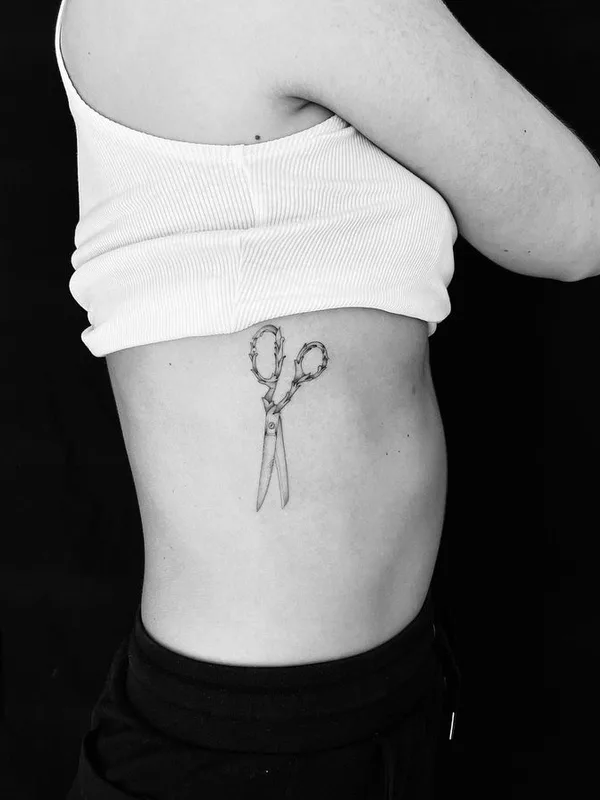female black and grey fineline Tatuaggio su side #66724 | Tatuatore korovles