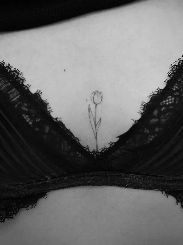 female black and grey fineline Tatuaggio su sternum #66727 | Tatuatore korovles