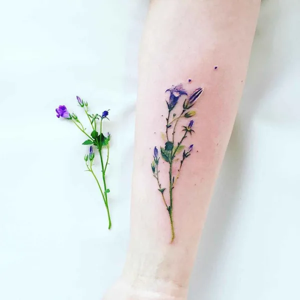 Feminine tattoo by Pis Saro in Севастополь