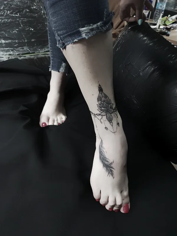female black and grey fineline татуировка на ankle #71220 | Тату мастер Максим Дяченко MaximDtattoo studio