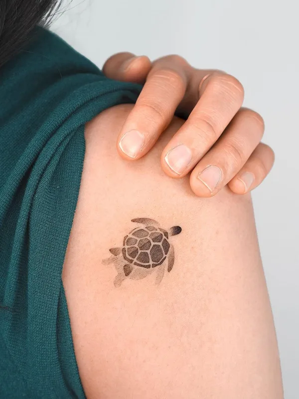female color miniature tattoo auf shoulder #56874 | Tätowierer Choi Yun