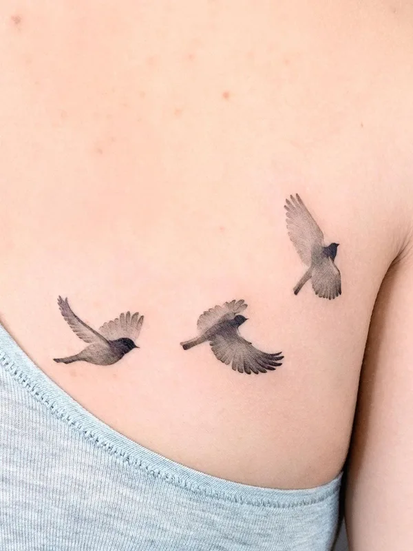 female black miniature tattoo auf back #56881 | Tätowierer Choi Yun