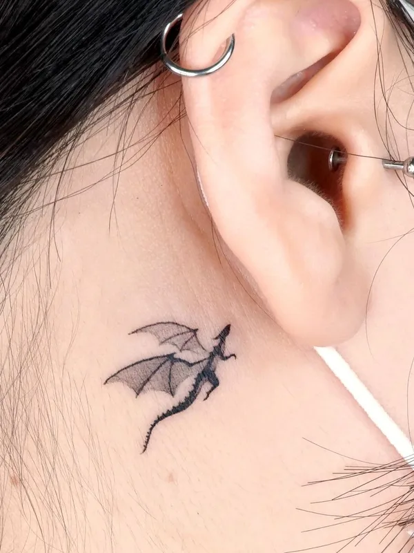 female black miniature tattoo auf neck #56876 | Tätowierer Choi Yun