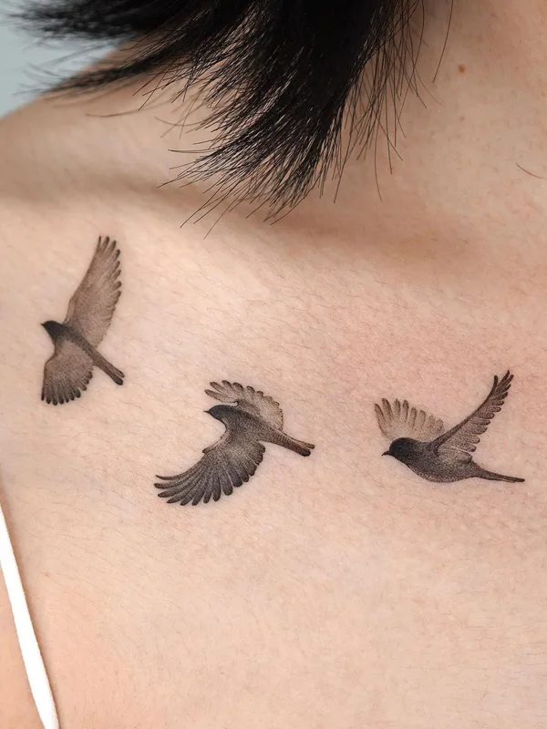 female black miniature tattoo auf collarbone #56885 | Tätowierer Choi Yun