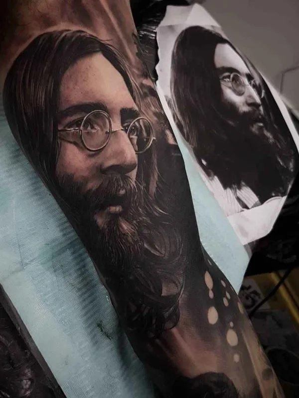 black and grey realism tatouage sur forearm #2126 | Artiste tatoueur Karl van der Linden