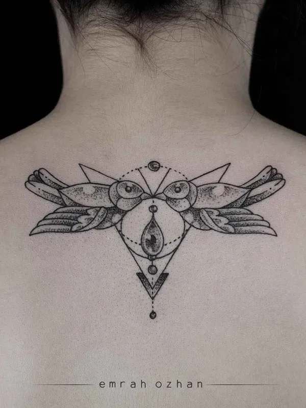female black and grey geometric tattoo auf upper back #3147 | Tätowierer Emrah Ozhan