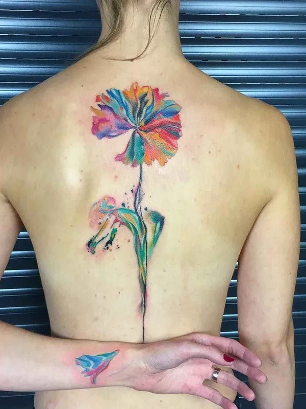 female color watercolor tatuaje en upper back #1924 | Tatuador Ondrej Konupcik