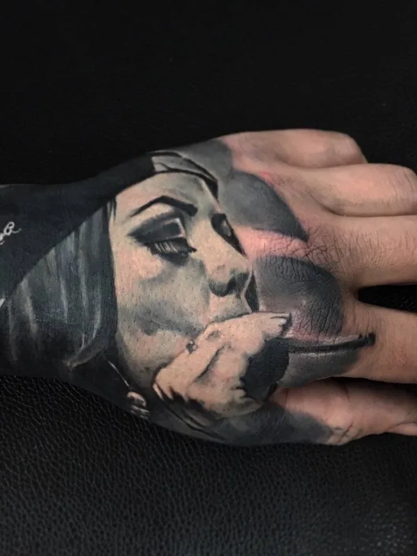 black and grey black and grey 纹身 在 hand #28392 | 纹身师 Судовцев Вадим