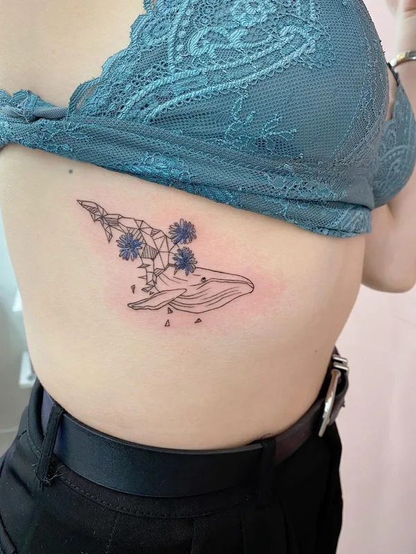 female black and grey linework Tatuaggio su ribcage #51315 | Tatuatore Крыло Татьяна