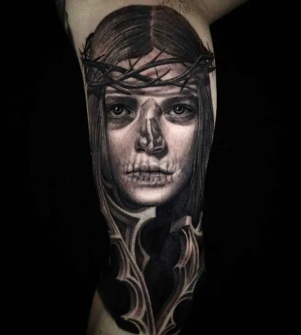female black and grey realism tattoo auf upper arm #4370 | Tätowierer Carlos Rojas