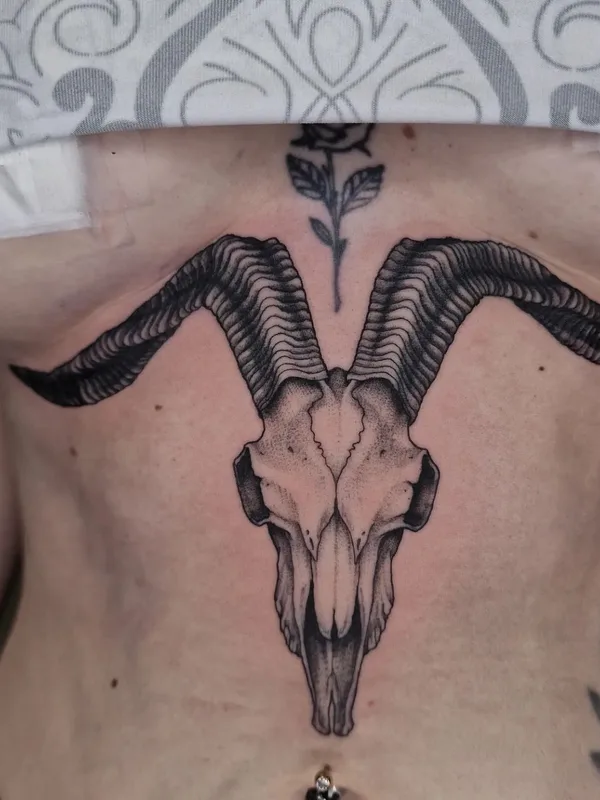 female black and grey black and grey Tatuaggio su sternum #66878 | Tatuatore Laura Wøldike