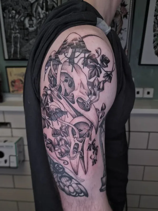 black and grey blackwork Tatuaggio su shoulder #66870 | Tatuatore Laura Wøldike
