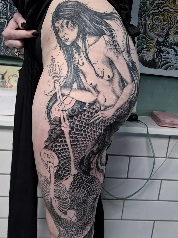 female black and grey blackwork Tatuaggio su thigh #66872 | Tatuatore Laura Wøldike