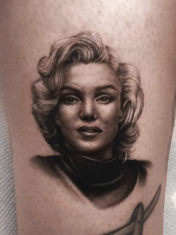 black and grey realism tatuaje en thigh #68305 | Tatuador Jaris Ink