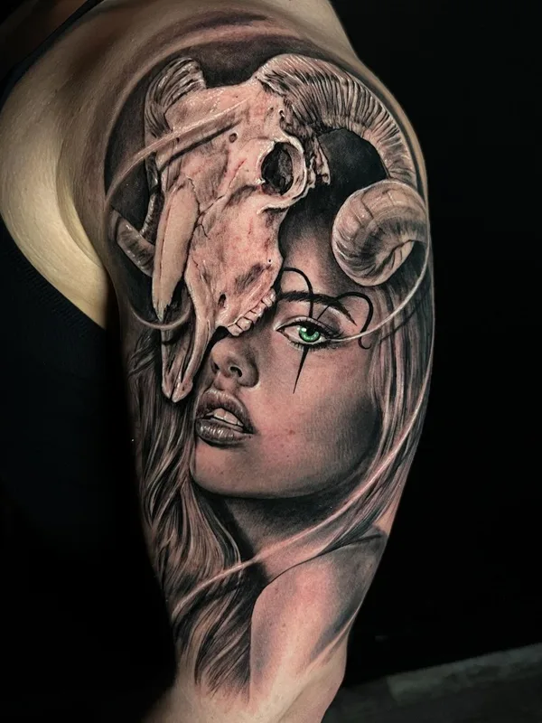 female black and grey realism tattoo auf upper arm #56962 | Tätowierer Fernando Gonzalez