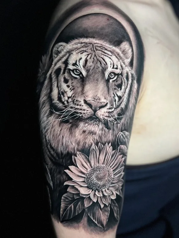 black and grey realism tattoo auf upper arm #56964 | Tätowierer Fernando Gonzalez