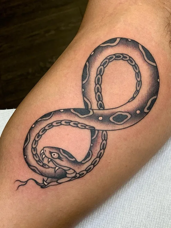 black and grey traditional tattoo auf forearm #56987 | Tätowierer Ellen Perry