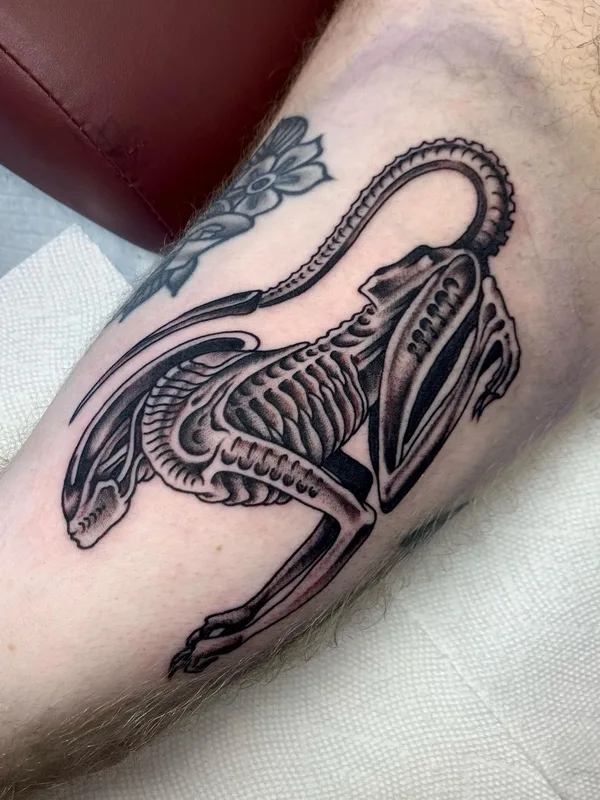 black and grey biomechanical tattoo auf forearm #56989 | Tätowierer Ellen Perry